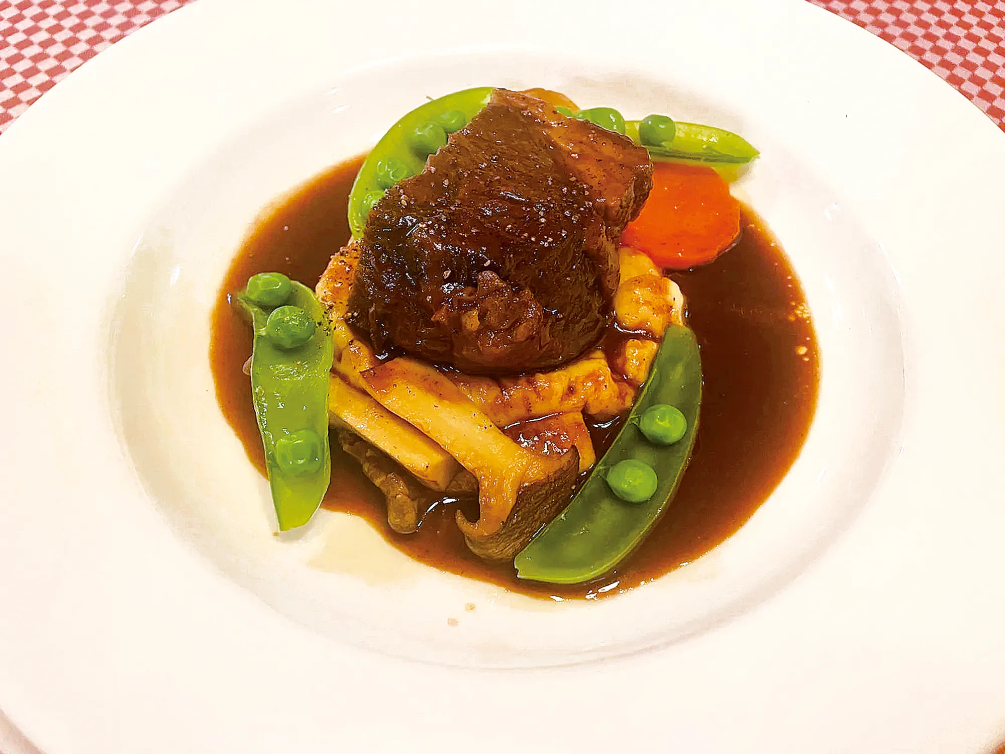 牛ほほ肉の赤ワイン煮込み
