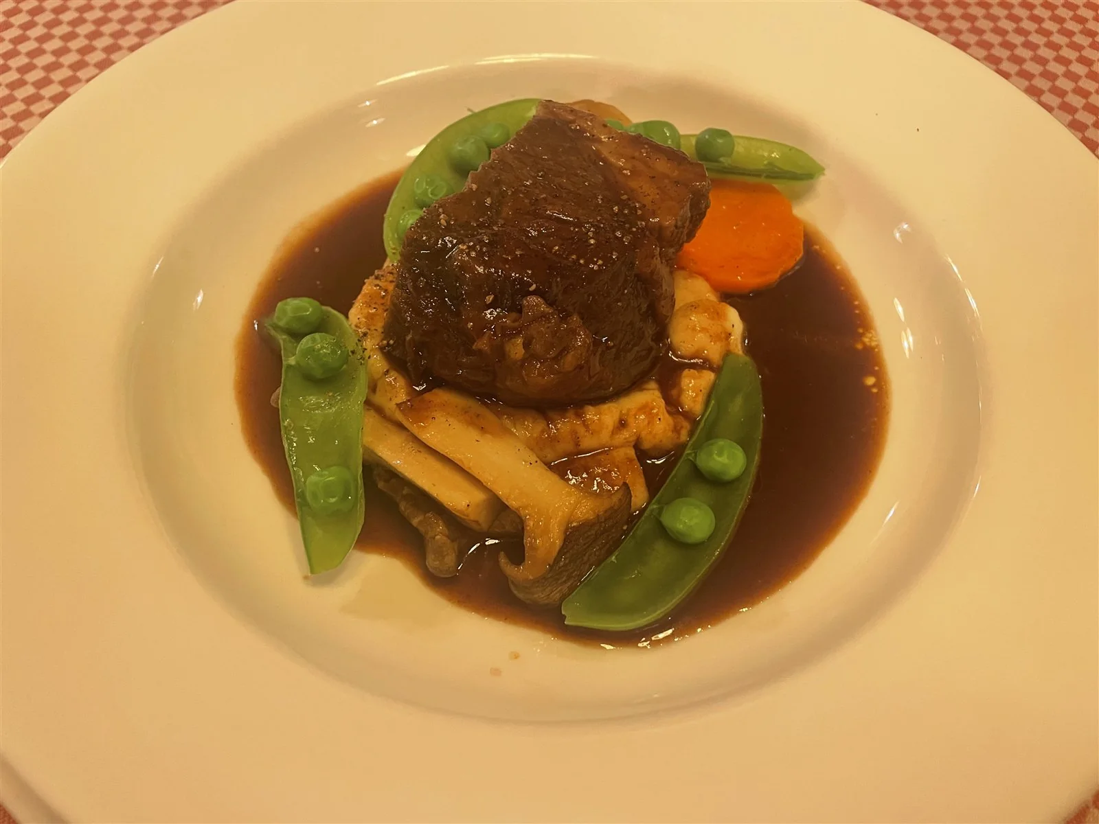 牛ほほ肉の赤ワイン煮込み