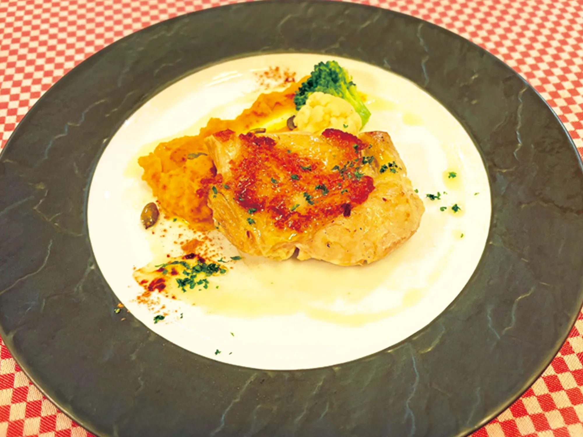 鶏もも肉のコンフィ　シナモン香るカボチャのピューレ添え