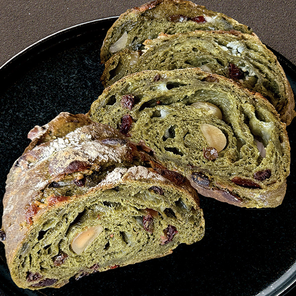 マカダミアナッツとホワイトチョコの抹茶ライ麦パン