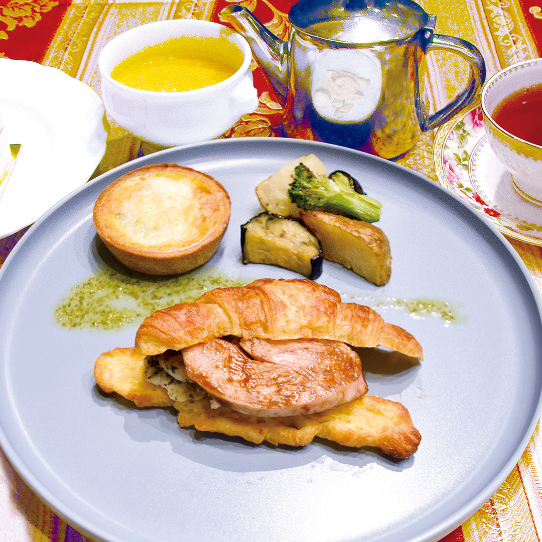 クロワッサンサンドとチーズキッシュプレート