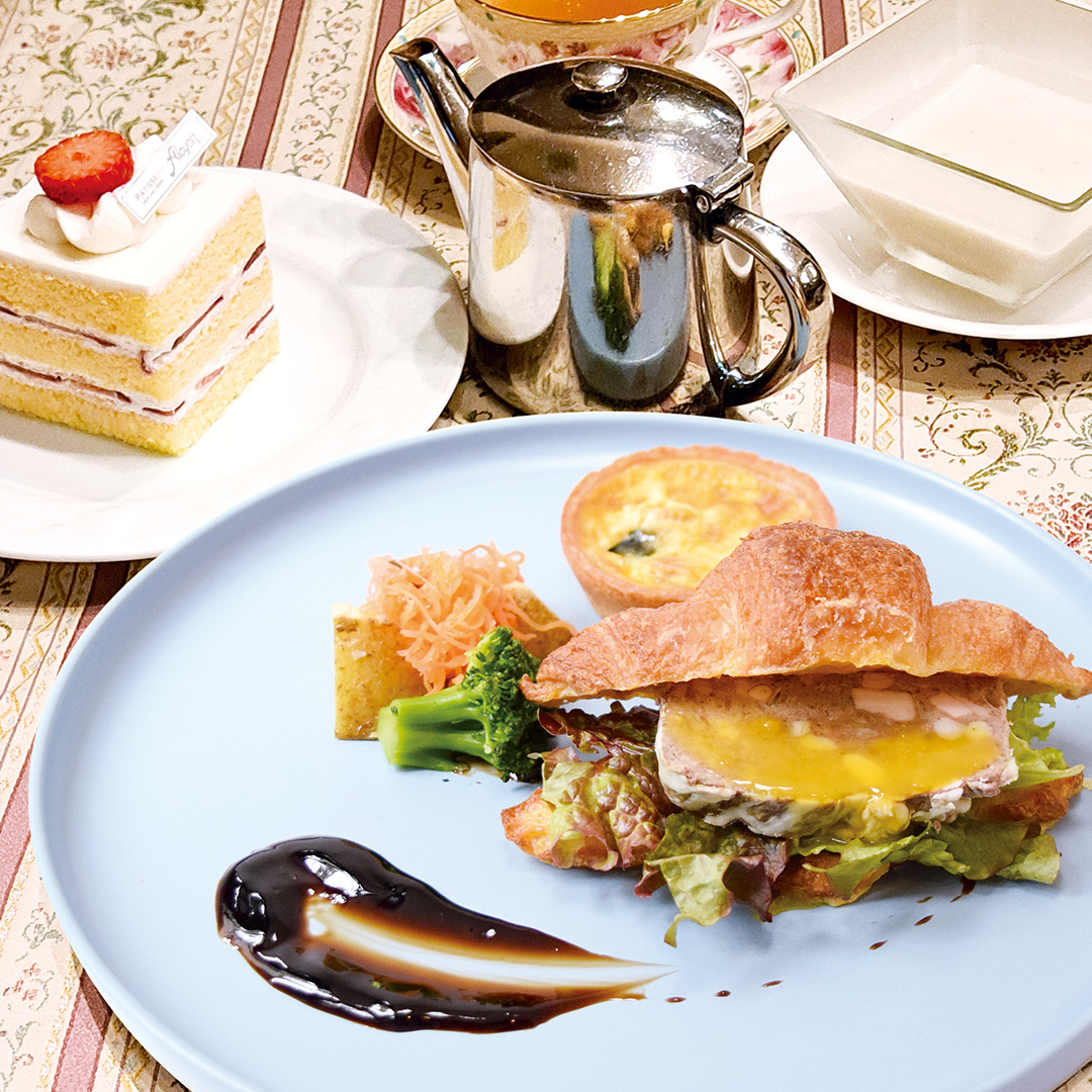 クロワッサンサンドとチーズキッシュプレート