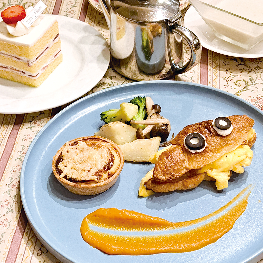 クロワッサンサンドとチーズキッシュプレート
