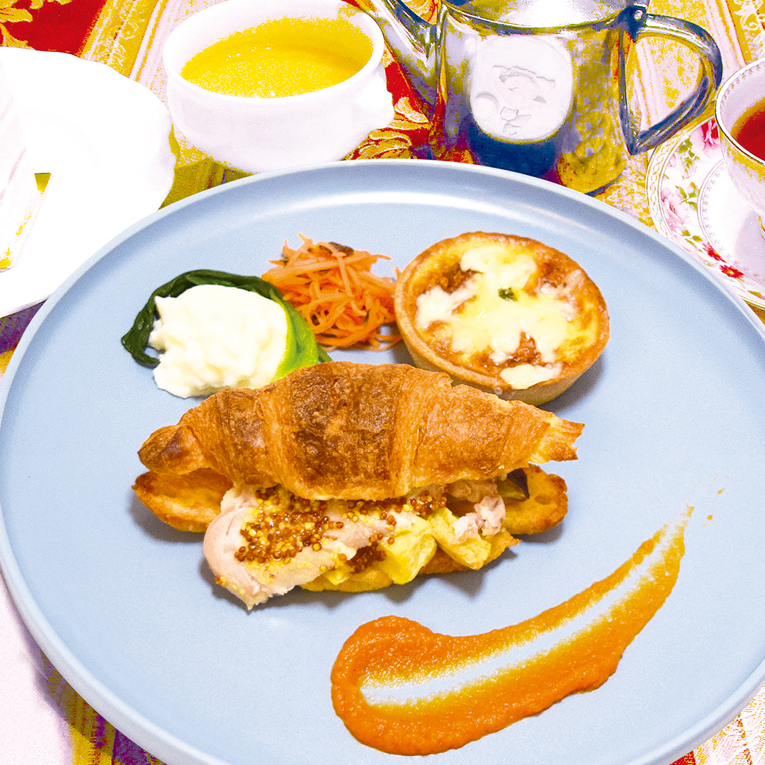 クロワッサンサンドとチーズキッシュプレート