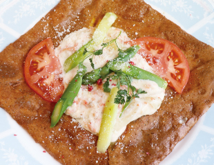 スモークサーモンとアスパラガスのクリームソースガレット